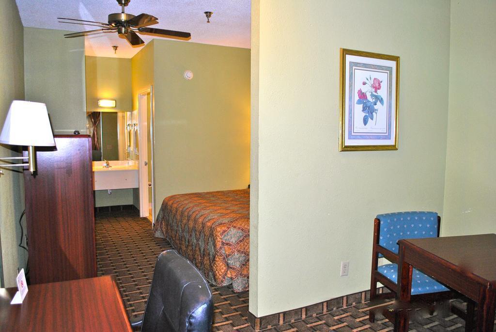 Rodeway Inn & Suites Smyrna Exterior photo